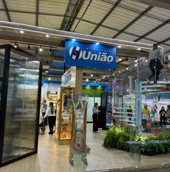 Inovação em vidros: a escada vênus e o crescimento do setor expostos na CasaPronta