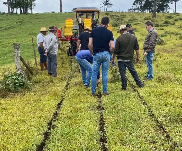 Epagri, agricultores e indústria se unem para desenvolver máquina de implantação de mudas de pastagens