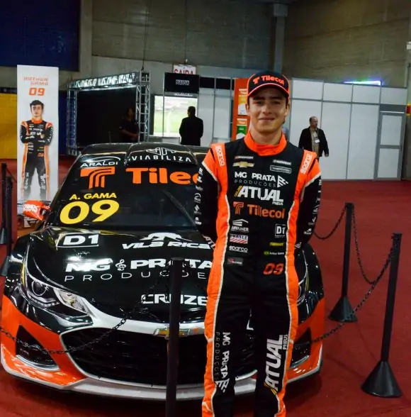 Automobilista na CasaPronta: piloto da Stock Séries e Nascar Brasil visita feira e expõe carro